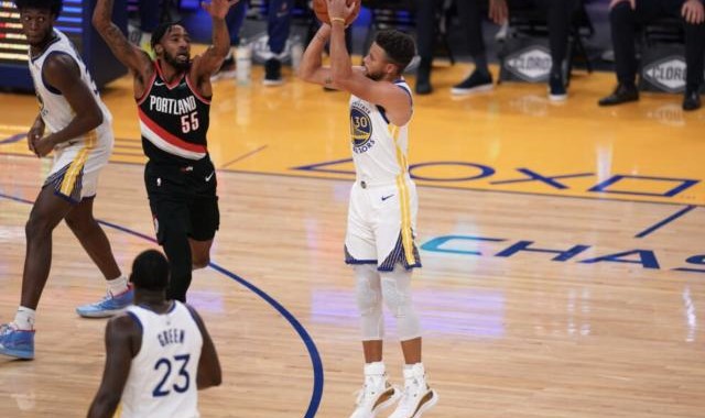 开云体育下载官网-侧翼防线被对手捅成蚂蜂窝 勇士面临棘手防守难题