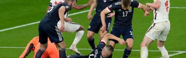 开云体育下载网页版-英伦德比闷战收场 三狮拖沓保守遭名宿群嘲