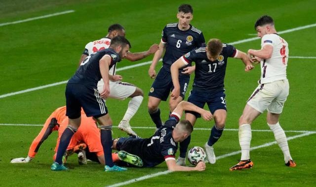 开云体育下载网页版-英伦德比闷战收场 三狮拖沓保守遭名宿群嘲