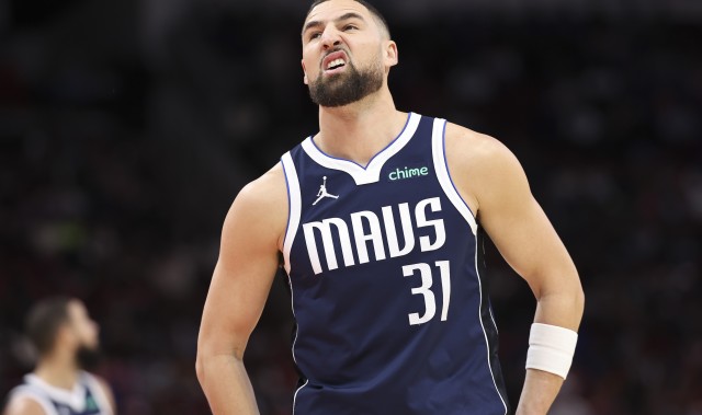 开云体育下载网址-尽力输出！克莱全场13投7中&amp;三分10中4 拿下18分1篮板2助攻