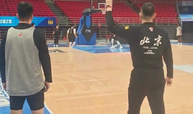 开云体育下载APP-北京男篮公开训练！新援麦基首次亮相 周琦赵睿火线回归