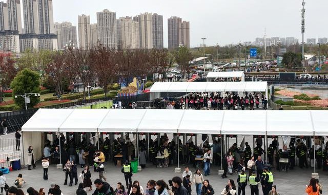 开云体育下载官网-演唱会+中超，近6万人在成都过“超级周末”