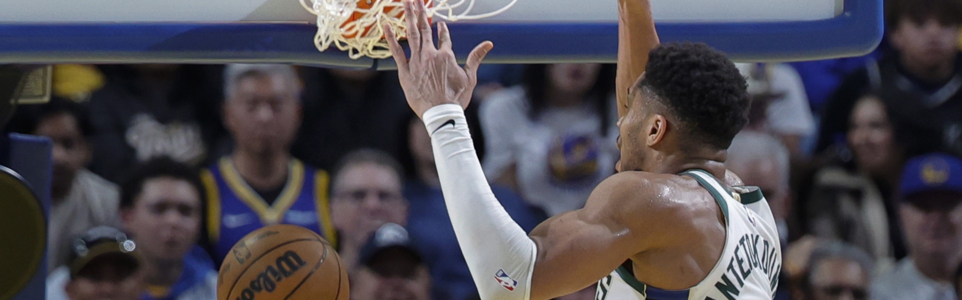 开云体育下载官网-很全面！字母哥生涯至今32场至少30分10助 历史大前锋位置最多