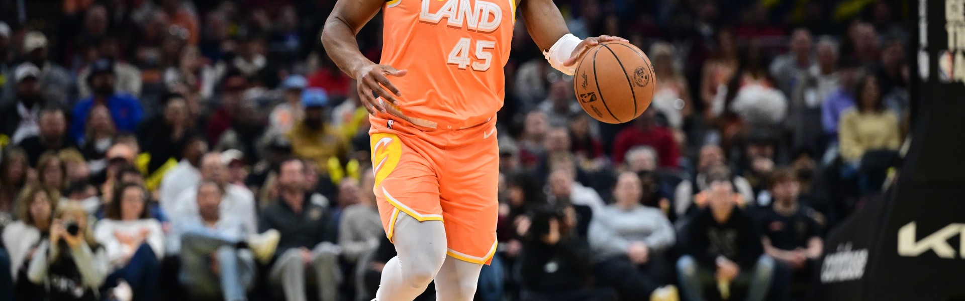 开云体育下载APP-状态火热！米切尔27中16砍下38分6板6助 下半场轰23分