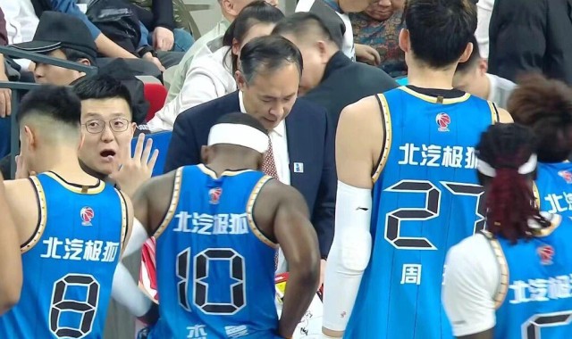 开云体育下载APP-北京男篮继续追逐戴维斯 杨鸣力挺杜锋 曾繁日拳击刘全兴下体被罚